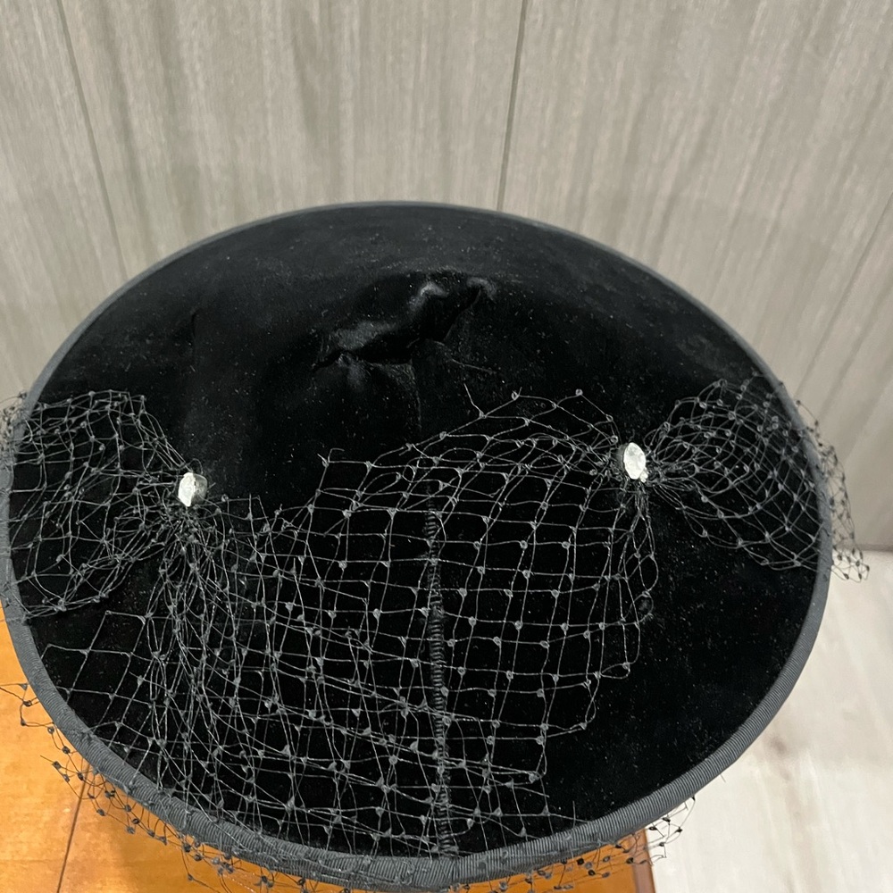Elegant Black Velvet Hat with Veil, vintage 1950’s - Picture 3 of 6